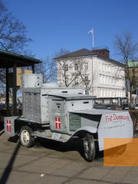 Bild:Kopenhagen, 2005, Ein selbstgebauter Panzerwagen der Widerstandsbewegung, heute das Wahrzeichen des Museums, Stiftung Denkmal