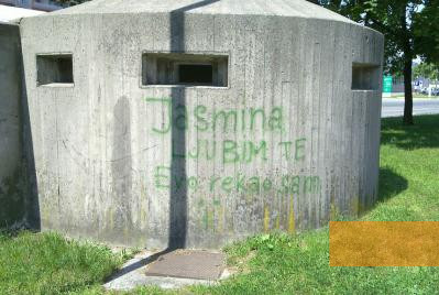 Bild:Laibach, 2011, Ehemaliger Bunker am Pfad der Erinnerung und Kameradschaft, Marko Samastur