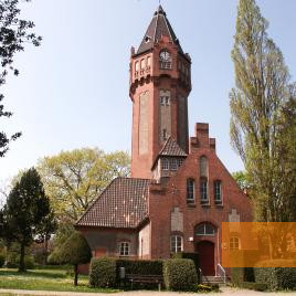 Bild:Lüneburg, 2007, Die Bildungs- und Gedenkstätte befindet sich seit 2004 im Wasserturmgebäude der Psychiatrischen Klinik Lüneburg, Raimond Reiter