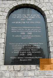Bild:Bendzin, 2012, Inschrift am Denkmal für die Opfer des Ghettos, Helena Grunfeld