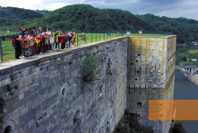 Image: Huy, 2004, Children visit the Fort of Huy, Fédération du Tourisme de la Province de Liège