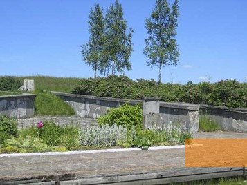 Bild:Wysztyten, 2005, Denkmalanlage von 1947, Howard Sandys