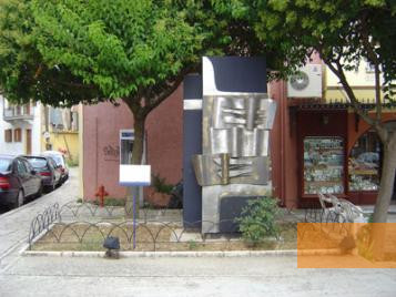 Bild:Ioannina, 2004, Gesamtansicht des Denkmals für die deportierten Juden, Alexios Menexiadis