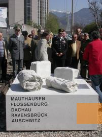 Bild:Bozen, 2005, Denkmal von Christine Tschager am Ausgangspunkt vieler Transporte, Carla Giacomozzi