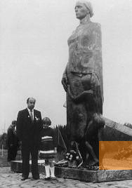 Bild:Dalwa, 1970er Jahre. Der Überlebende Nikolaj Girilowitsch beim Denkmal