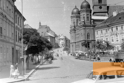 Bild:Pressburg, 1963, Die später abgerissene neologe Synagoge am Fischerplatz, Fortepan.hu