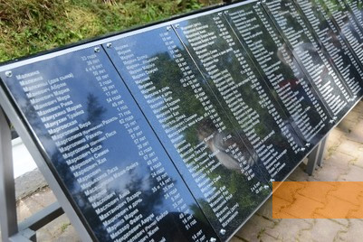 Bild:Wjasowenka, 2018, Neue Tafel mit den Namen von Opfern, smolgrad.ru