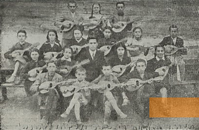 Bild:Ratne, 1936, Mandolingruppe einer jüdischen Schule, Yizkor Book