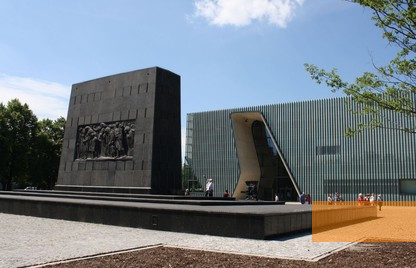 Bild:Warschau, 2013, Das Museumsgebäude mit dem Denkmal für die Ghettohelden im Vordergrund, Stiftung Denkmal