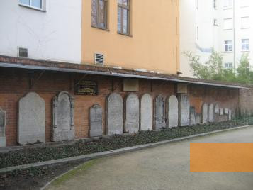 Bild:Berlin, 2011, Erhalten gebliebende Grabsteine des Alten Jüdischen Friedhofs, Stiftung Denkmal