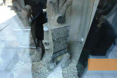 Bild:Bukarest, 2009, Grabsteine von zerstörten jüdischen Friedhöfen in Transnistrien, Stiftung Denkmal