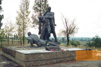 Bild:Millerowo, 2004, Denkmal an der Stelle des ehemaligen Durchgangslagers 125, Kraevedtscheskij Muzej Millerowo, Pjotr Dinmuchamedow