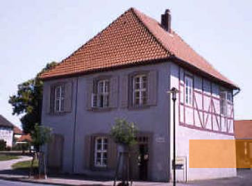 Bild:Moringen, o.D., Das Torhaus, das die Gedenkstätte beherbergt, KZ-Gedenkstätte Moringen