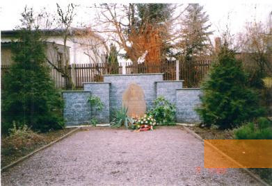 Bild:Rehmsdorf, 2000, Denkmal für das ehemalige Außenlager »Wille« in Rehmsdorf, Lothar Czoßek