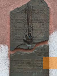 Bild:Kaschau, 2004, Gedenktafel an der Synagogenmauer, Stiftung Denkmal