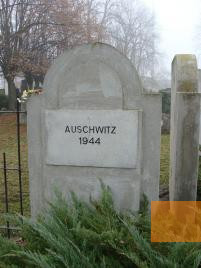 Bild:Békéscsaba, 2009, Detailansicht des Holocaustdenkmals auf dem jüdischen Friedhof, Tünde Kotricz