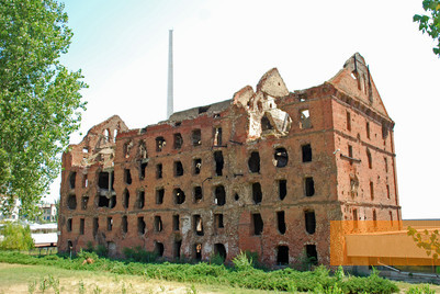 Bild:Wolgograd, 2011, Ein als Ruine erhaltenes Gebäude als Teil der Gedenkstätte, Rob Atherton - www.bbmexplorer.com