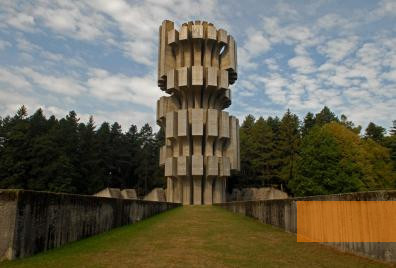 Bild:Kozara, 2009, Das Denkmal für die Opfer der Kozaraschlacht, Andrej Zupanc