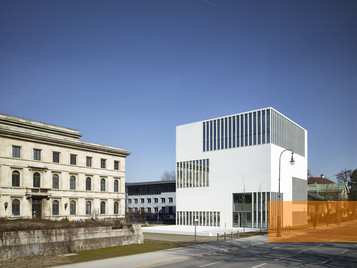 Bild:München, 2015, Außenansicht des NS-Dokumenationszentrums, links der ehemalige »Führerbau«, heute Hochschule für Musik und Theater, Jens Weber