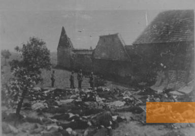 Bild:Lidice, 1942, Die Leichen der ermordeten Männer vor dem Bauernhof der verdächtigten Familie, Památník Lidice