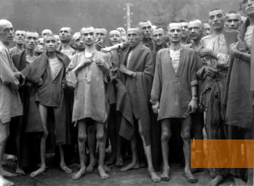 Bild:Ebensee, 1945, Unterernährte Gefangene des KZ Ebensee am Tag nach ihrer Befreiung, National Archives, Washington D.C.