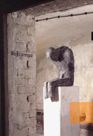 Bild:Düsseldorf, 1989, Blick in den Keller der Gedenkstätte mit der Skulptur »Opfer« von Thomas Duttenhoefer, Walter Klein