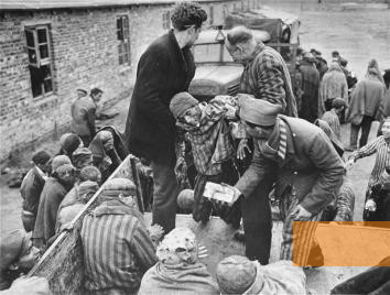 Bild:Wöbbelin, Frühjahr 1945, Überlebende kurz nach der Befreiung des Lagers durch die Amerikaner, USHMM