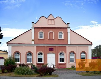 Bild:Iwje, o.D., Im Gebäude einer ehemaligen Großen Synagoge ist heute ein Sportverein beheimatet, jewish-tour.com
