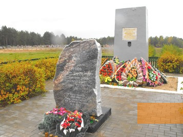 Bild:Slonim, 2012, Denkmal in Nähe des Dorfes Tschepeljowo, avner