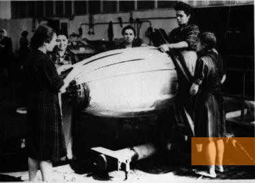 Bild:Wolfsburg, um 1941, Osteuropäische Zwangsarbeiterinnen in einer Werkshalle des damaligen VW-Werkes, Volkswagen AG