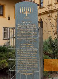 Bild:Preschau, 2004. Gedenkstein für die Opfer des Holocaust im Hof der Synagoge, Stiftung Denkmal
