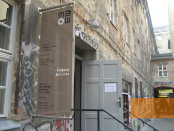 Bild:Berlin, 2011, Eingang zum Museum, Stiftung Denkmal