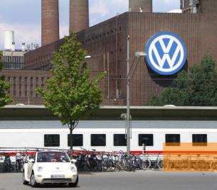 Bild:Wolfsburg, o.D., VW-Logo auf dem alten Heizkraftwerk, Klaus Reichardt