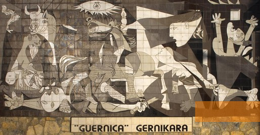 Bild:Gernika, 2009, Kopie des Picasso-Werks als Wandgemälde mit der Forderung »>Guernica< nach Gernika«, wikipedia.org, Papamanila