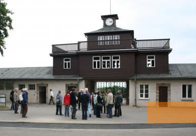 Bild:Buchenwald, 2008, Torgebäude mit Uhr, Sammlung Gedenkstätte Buchenwald, Katharina Brand