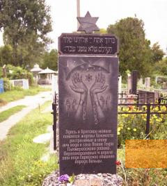 Bild:Balti, 2005, Denkmal beim Massengrab ermordeter Juden auf dem jüdischen Friedhof, Stiftung Denkmal