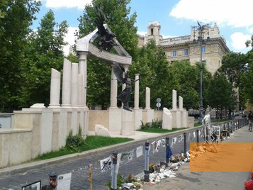 Bild:Budapest, 2015, Ansicht des Denkmals mit Elementen des »Lebendigen Denkmals« der Denkmalgegner, Stiftung Denkmal
