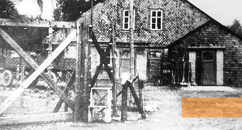 Bild:Lehesten, April 1945, Das Lagertor und das »Italienerlager«, in den 1960er Jahren abgerissen, Archiv Gedenkstätte »Laura«