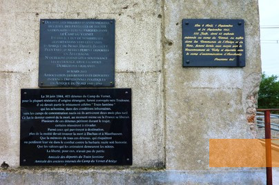 Bild:Le Vernet, 2012, Gedenktafeln am Bahnhofsgebäude, Thierry Llansades