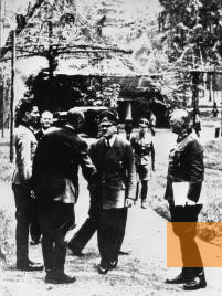 Image: Rastenburg, 1944, Claus Schenk Graf von Stauffenberg, Karl-Jesko von Puttkamer, Adolf Hitler, Wilhelm Keitel on July 15, 1944, Bundesarchiv, Bild 146-1984-079-02