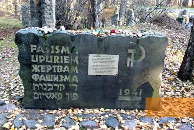 Bild:Rumbula, 2009, Gedenkstein aus sowjetischer Zeit, Ronnie Golz
