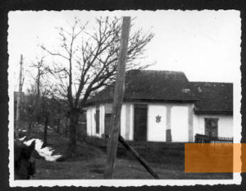 Bild:Sărmaşu, o.D., Die Dorfsynagoge, Yad Vashem