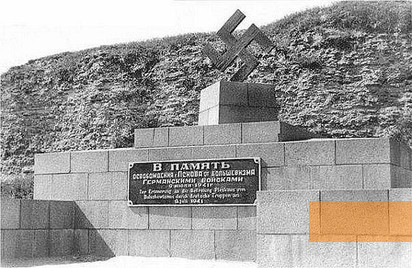 Bild:Pleskau, um 1942, Revolutionsdenkmal, während der deutschen Besatzung zum »Denkmal der Befreiung vom Bolschewismus« umgewidmet, gemeinfrei