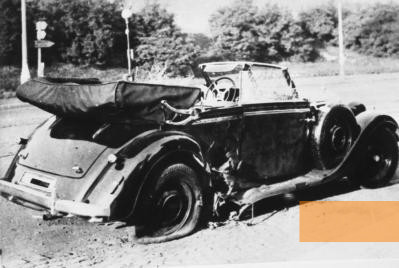 Bild:Prag, 1942, Heydrichs Wagen nach dem Attentat, Bundesarchiv, Bild 146-1972-039-44, k.A.