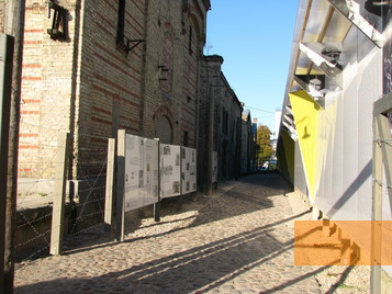 Bild:Riga, 2010, Außenausstellung im Hof des Museums, Rīgas geto un Latvijas Holokausta muzejs