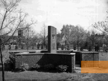 Bild:Oslo, 1950er Jahre, Denkmal für die ermordeten Juden Oslos und Südnorwegens auf dem jüdischen Friedhof, Norges Hjemmefrontmuseum