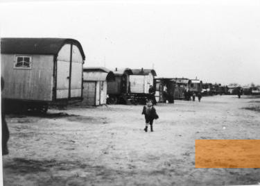 Bild:wahrscheinlich Berlin-Marzahn, zwischen 1936 und 1943, Das »Zigeunerlager« Marzahn, Bundesarchiv, Bild 146-1987-035-01, k.A.