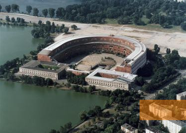 Bild:Nürnberg, 2002, Der Rundbau der Kongresshalle, in der sich auch das Dokumentationszentrum befindet, Heiko Stahl