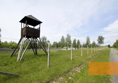 Bild:Lamsdorf, 2006, Rekonstruierter Wachturm des Stalag 318/VIII F (344), Centralne Muzeum Jeńców Wojennych w Łambinowicach-Opolu
