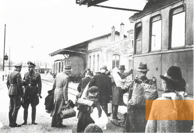 Bild:Luxemburg-Hollerich, September 1942, Zwangsumsiedler besteigen einen Deportationszug, Marie-Madeleine Schiltges